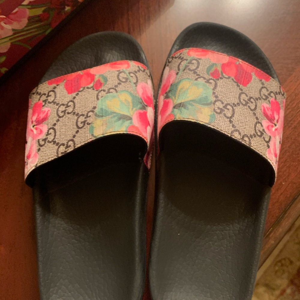 AUTHENTIC GUCCI SLIDES SIZE 4